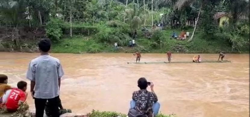 Warga menggunakan rakit untuk menyusuri Sungai Cimedang mencari korban tenggelam. (Ilustrasi)