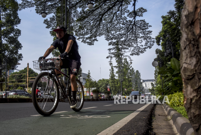 Warga menggunakan sepeda berolahraga di Jalan Ir H Juanda, Kota Bandung.  (ilustrasi)