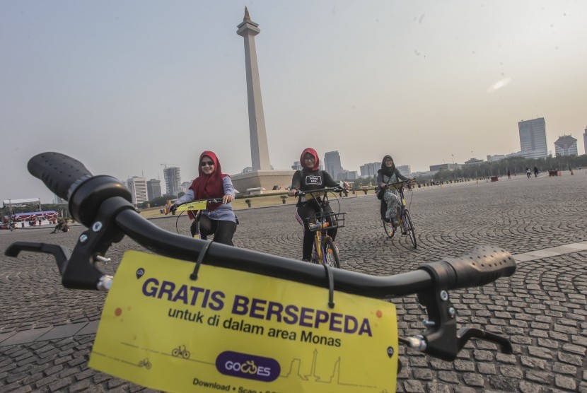 Warga menggunakan sepeda gratis di Monas, Jakarta, Sabtu (28/7). 