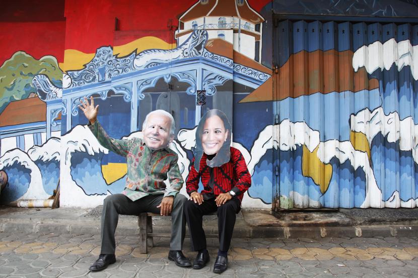 Warga menggunakan topeng berwajah pasangan Presiden Amerika Serikat terpilih Joe Biden (kiri) dan Wakil Presiden Kamala Harris (kanan) di Jalan Slamet Riyadi, Solo, Jawa Tengah, Ahad (8/11/2020). Aksi tersebut digelar untuk merayakan kemenangan Joe Biden dan Kamala Harris pada pemilu Amerika Serikat 2020.