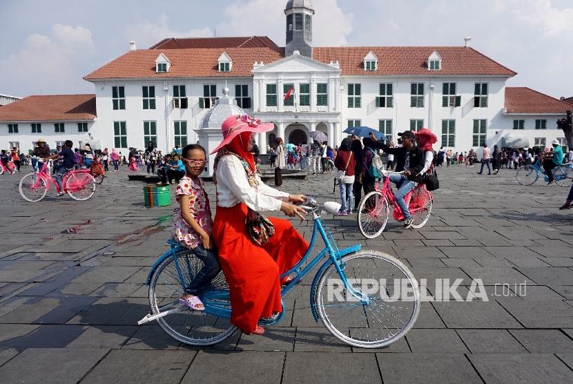  Warga menghabiskan waktu di Kawasn Museum Fatahillah, Kota Tua, Jakarta, Selasa (28/3). 