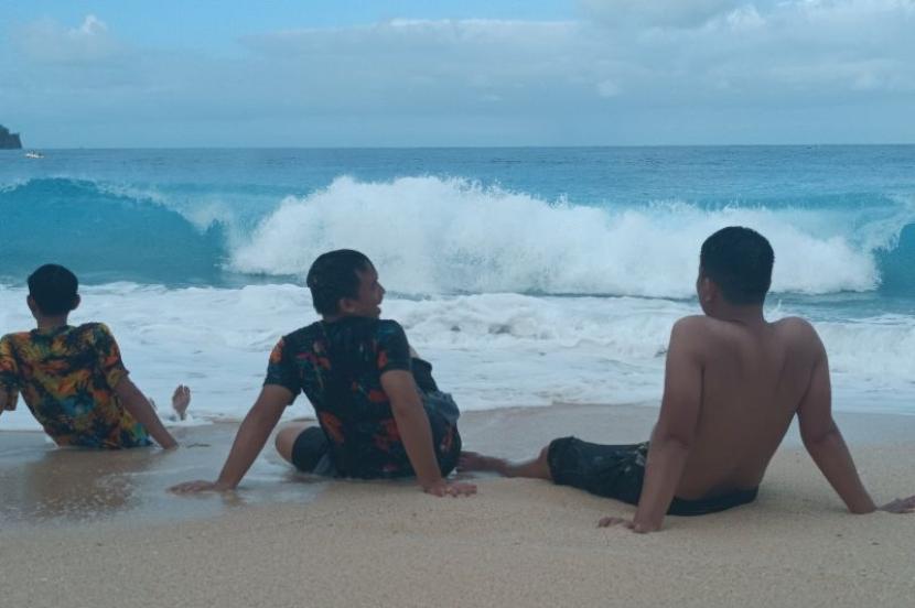 Warga menghabiskan waktu liburan Nyepi dengan berwisata ke Pantai Pall di Kabupaten Minahasa Utara, Sulawesi Utara, Senin, (11/3/2024). 