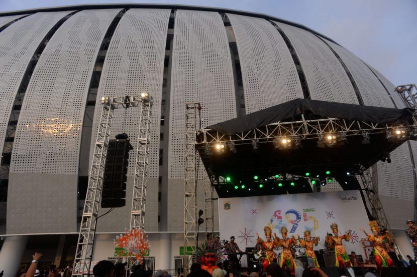 Warga menghadiri acara Puncak Perayaan HUT ke-495 tahun Jakarta di Jakarta International Stadium (JIS), Jakarta, Sabtu (25/6/2022). Peresmian JIS akan digelar pada Ahad (24/7/2022).
