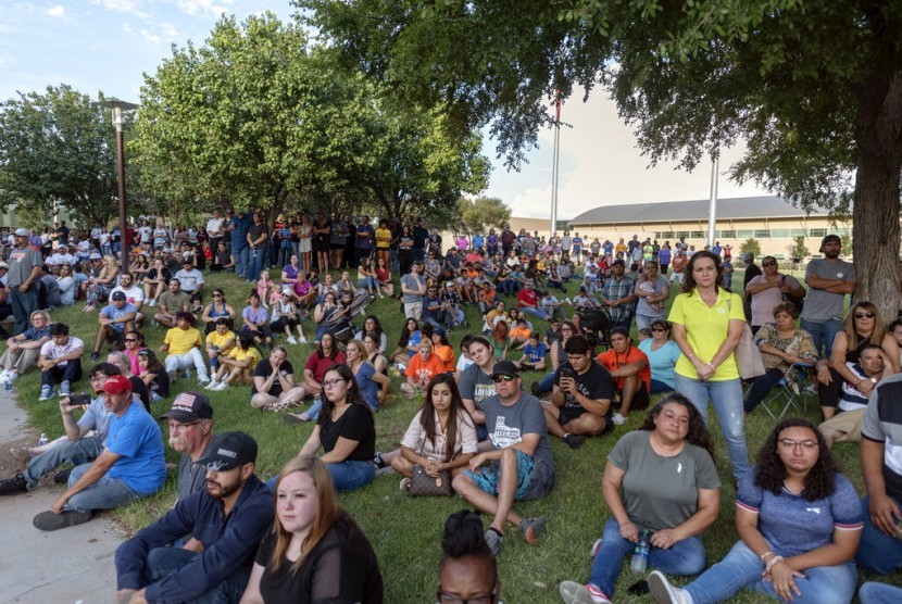 Warga menghadiri peringatan mengenang korban penembakan di University of Texas di Odessa, Texas, Ahad (1/9).