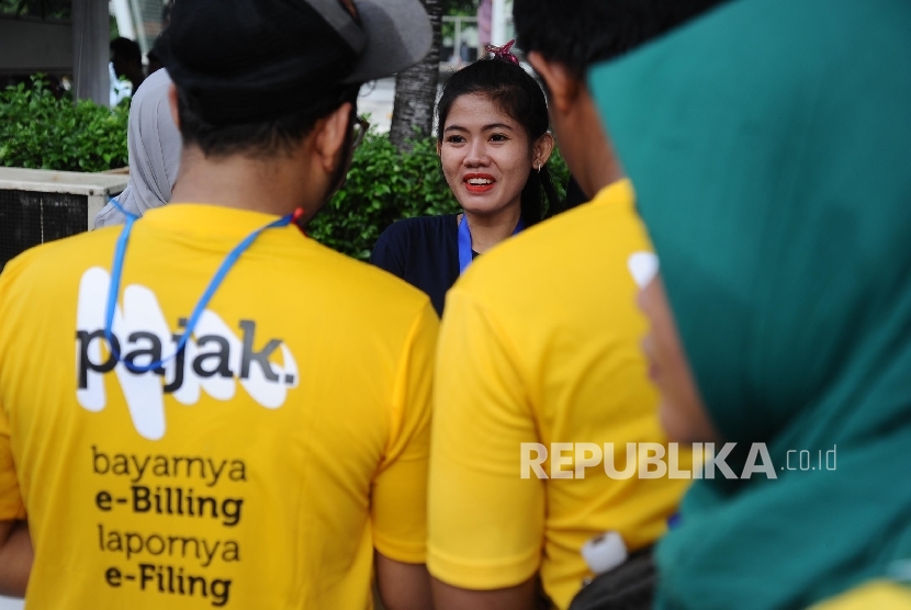 Warga menghadiri sosialisasi kampanye Simpatik pajak bertema Spectaxular 2016 di Jakarta, Ahad (29/5).(Republika/Tahta Aidilla )