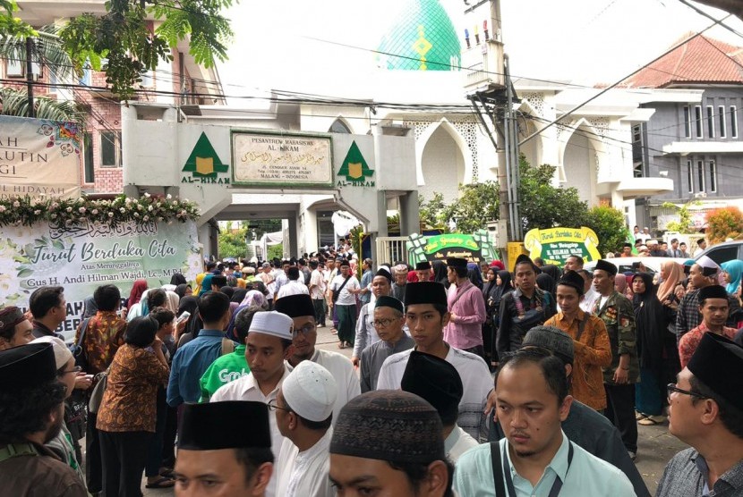 Warga menghadiri takziah almarhum Gus Hilman Putra KH Hasyim Muzadi di Pesantren Al Hikam Kota Malang, Rabu (18/12). Gus Hilman wafat akibat kecelakaan. 