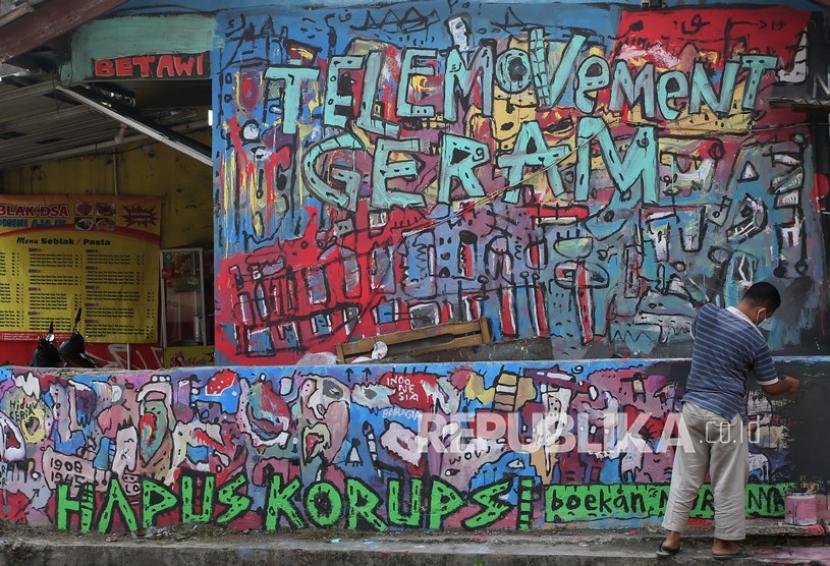 Warga menghapus seni mural yang ada di kawasan Larangan, Tangerang, Banten, Jumat (20/8/2021). Penghapusan mural tersebut atas perintah ketua Rukun Warga (RW) dengan alasan tidak memiliki ijin. 