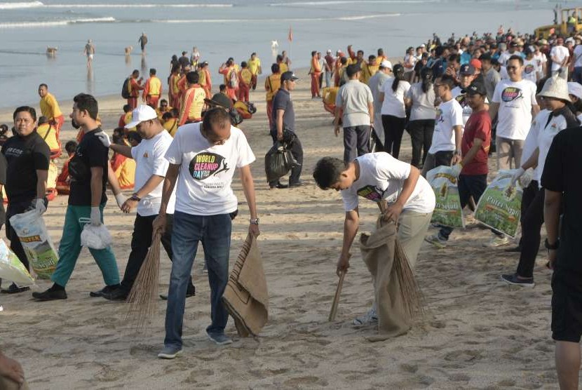 Warga mengikuti aksi bersih sampah di pantai dalam rangkaian kegiatan World Cleanup Day (ilustrasi).
