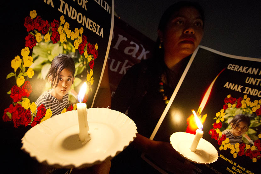 Warga mengikuti aksi Gerakan 1.000 Lilin untuk Anak Indonesia di Bundaran Hotel Indonesia, Jakarta, Kamis (10/6). 