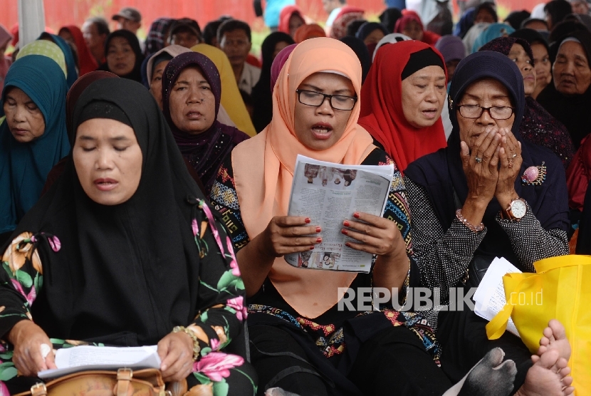 Warga mengikuti Istighotsah Qubro di halaman Masjid Raya KH Hasyim Asy