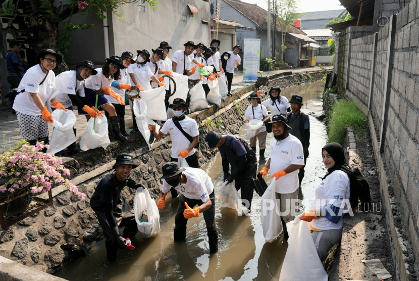 Warga mengikuti kegiatan program bersih-bersih Tukad Cari Kabasan, di Denpasar, Bali, beberapa waktu lalu. BRI Peduli melaksanakan kegiatan bersih-bersih Tukad Cari Kabasan yang melibatkan 209 warga. Berbagai aktivitas di laksanakan di Tukad Cari Kabasan seperti kegiatan pembersihan (normalisasi) air sungai dari sampah serta kegiatan bersih-bersih di sekitar tepi sungai. Tercatat sebanyak 1.333 kg sampah diangkut dari sungai dengan potensi reduksi emisi gas karbon dioksida sebanyak 3.332,5 kg CO2e dan potensi reduksi emisi gas metan tercatat sebanyak 79,98 kg CH4.