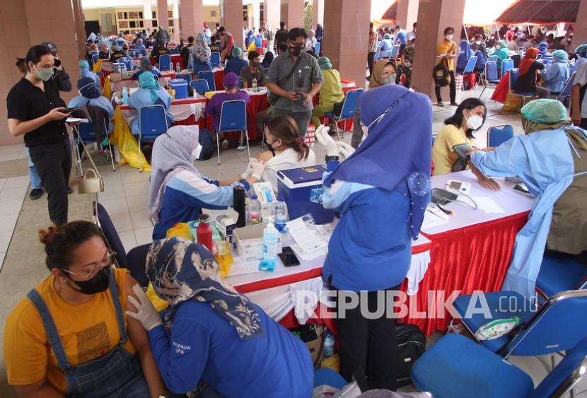 Warga mengikuti kegiatan serbuan vaksinasi COVID-19 di Puspem Kota Tangerang, Tangerang, Banten, Selasa (29/3/2022). Vaksinasi yang diadakan oleh Polri dan Pemkot Tangerang itu diikuti 3.250 orang yang didominasi warga dan pekerja pabrik yang berencana akan mudik Lebaran. 