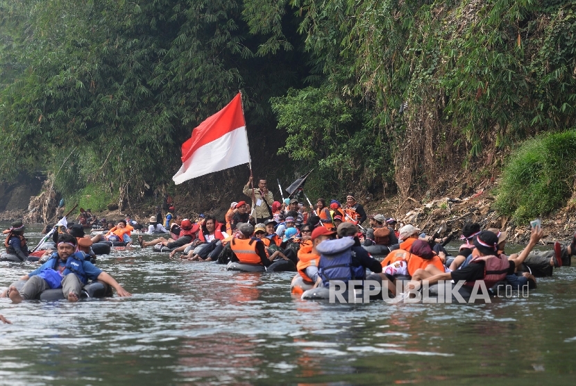   Warga mengikuti kegiatan Susur Sungai Ciliwung dengan menggunakan perahu karet dan ban dari Jembatan TB Simatupang hingga kawasan Tanjungan Condet, Jakarta, Sabtu (26/8).