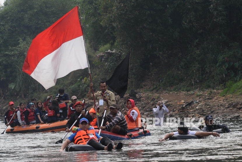 Warga mengikuti kegiatan Susur Sungai Ciliwung dengan menggunakan perahu karet dan ban dari Jembatan TB Simatupang hingga kawasan Tanjungan Condet, Jakarta, Sabtu (26/8). 