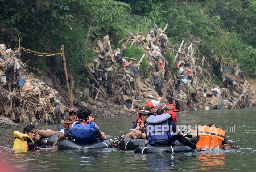 Warga mengikuti kegiatan Susur Sungai Ciliwung dengan menggunakan perahu karet dan ban dari Jembatan TB Simatupang hingga kawasan Tanjungan Condet, Jakarta, Sabtu (26/8).