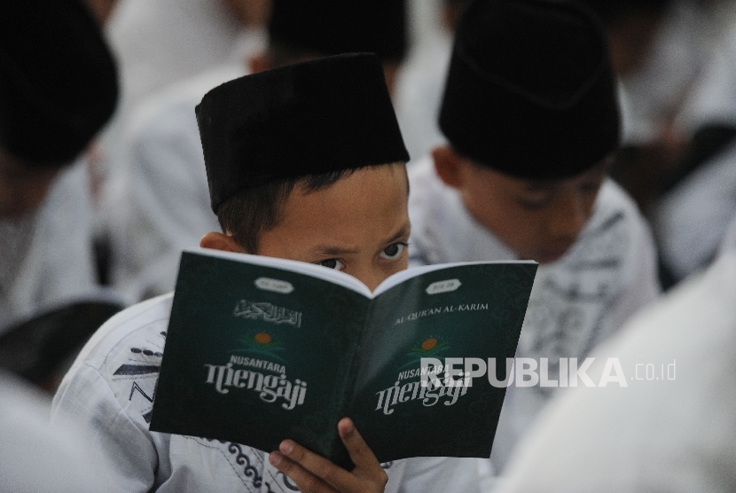  Warga mengikuti Khataman Akbar Nusantara Mengaji di Masjid Siti Rawani, Bekasi, Jawa Barat, Minggu (30/10).