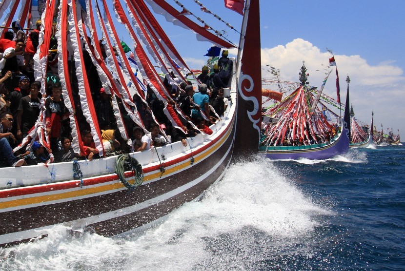 Warga mengikuti larung sesaji saat tradisi petik laut di Perairan Sembulungan, Muncar, Banyuwangi, Jawa Timur, Selasa (5/10). Tradisi serupa juga dilaksanakan oleh nelayan yang ada di Kabupaten Cilacap.