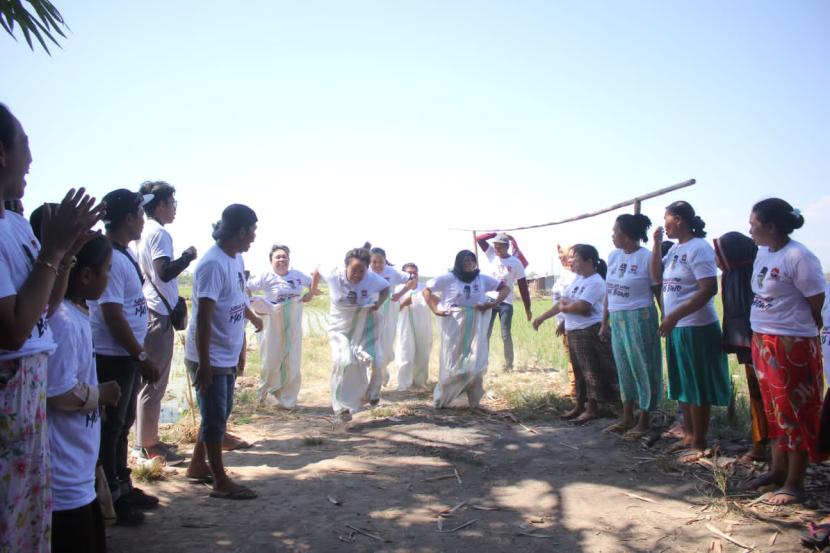 Warga mengikuti lomba balap karung di Kelurahan Gentungang, Kecamatan Bajeng Barat, Kabupaten Gowa, Sulawesi Selatan. 