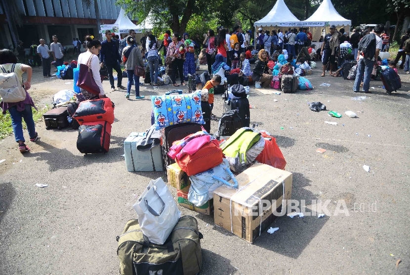 Warga mengikuti mudik bareng Badan Penyelenggara Jaminan Sosial (BPJS) Ketenagakerjaan di lapangan eks Bandara Kemayoran, Jakarta, Sabtu (2/7)