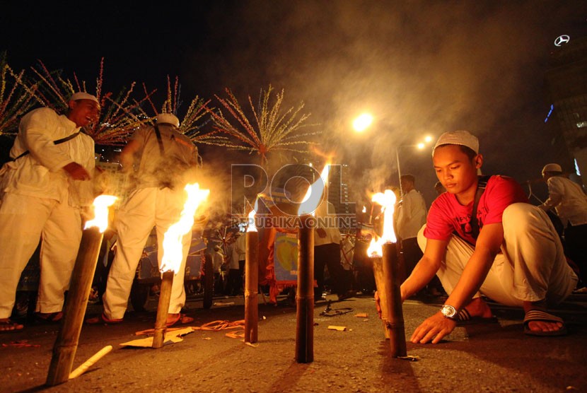  Warga mengikuti parade bedug Jakarta Night Religious Festival menyambut Hari Raya Idul Adha 1434 H di Jalan MH. Thamrin, Jakarta Pusat, Senin (14/10).  (Republika/Yasin Habibi)