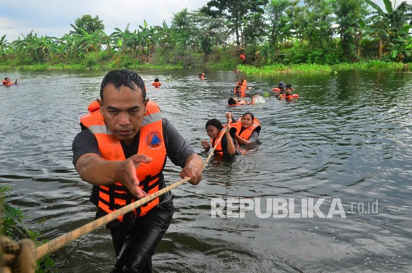Warga mengikuti pelatihan mitigasi bencana banjir (ilustrasi)