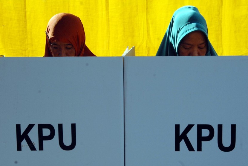 Warga mengikuti pemungutan suara ulang pemilihan umum (Pemilu) 2019 di TPS 27 Kelurahan Jenetallasa, Kecamatan Pallangga, Kabupaten Gowa, Sulawesi Selatan, Sabtu (27/4/2019).
