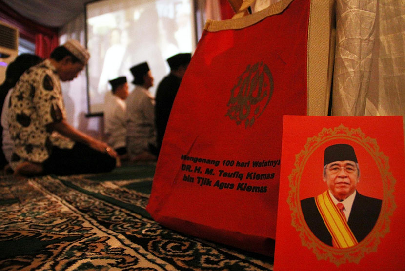 Warga mengikuti pengajian dalam rangka 100 hari wafatnya mantan Ketua MPR Taufik Kiemas di Jakarta, Ahad (15/9) malam lalu