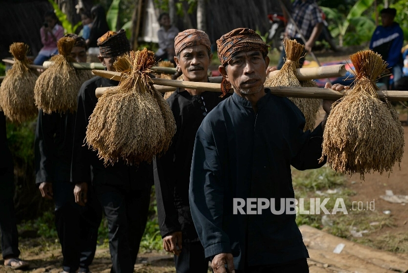 Warga mengikuti prosesi upacara Seren Taun di Kesepuhan Cisungsang, Lebak, Banten (ilustrasi)