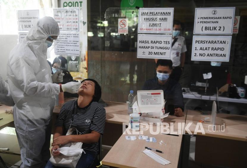 Warga mengikuti rapid tes antigen di Stasiun Gambir, Jakarta, Selasa (22/12/2020). Seribuan calon penumpang mengikuti rapid tes tersebut untuk melengkapi syarat perjalanan untuk menggunakan layanan kereta api.