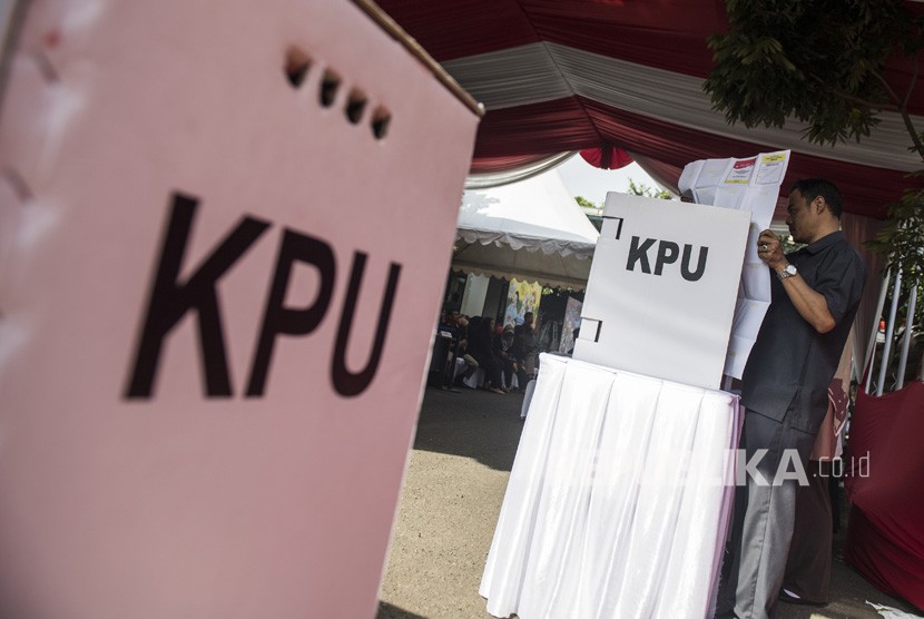 Warga mengikuti simulasi pemilihan umum (Pemilu) 2019 di KPU Provinsi Jabar, Bandung, Jawa Barat, Selasa (2/4/2019).