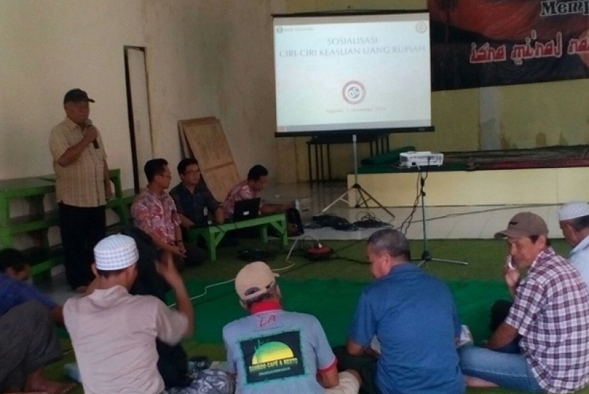 Warga mengikuti sosialisasi mengenai uang palsu yang digelar Bank Indonesia (BI) Cabang Kota Tasikmalaya di aula RW 02, Kelurahan Argasari, Kecamatan Cihideung, Kota Tasikmalaya, Jawa Barat, Kamis, (3/11).