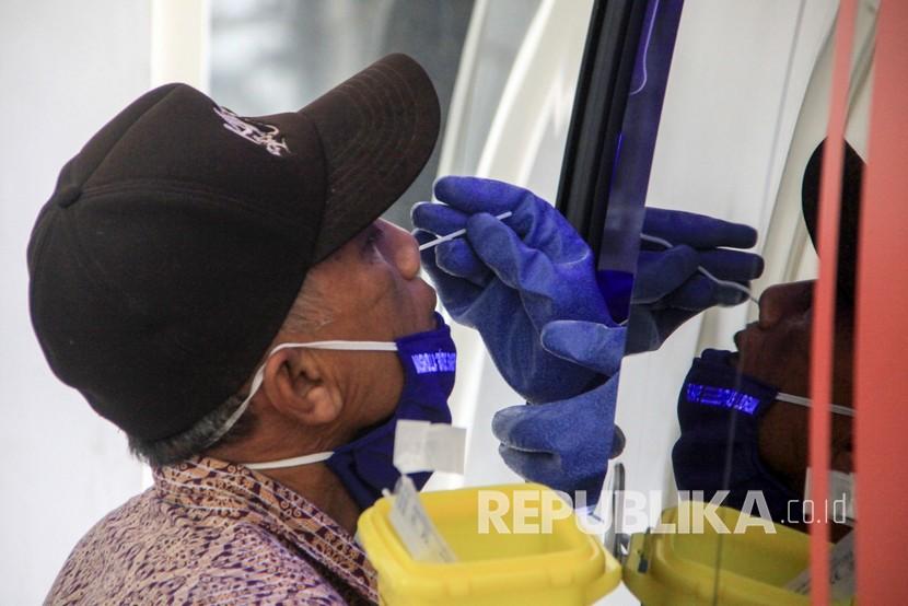 Warga mengikuti test swab COVID-19 menggunakan mobil tes polymerase chain reaction (PCR) atau Mobile Combat COVID-19 di RSUD Sidoarjo, Jawa Timur. Jumlah pasien positif Covid-19 di Sidoarjo, Jawa Timur bertambah sembilan orang sehingga totalnya mencapai 664 orang.