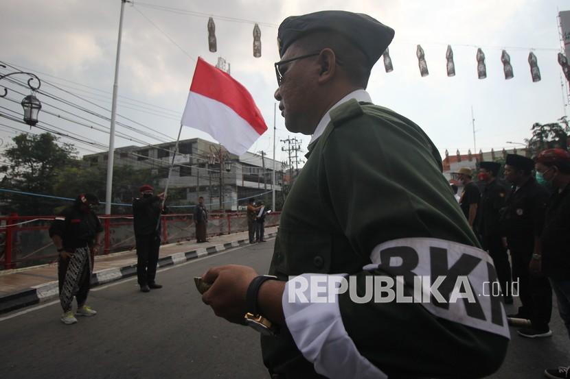 Pertempuran di Surabaya dan Tewasnya Jenderal Mallaby. Warga mengikuti upacara di atas Jembatan Merah, Surabaya, Jawa Timur sebagai peringatan Hari Pahlawan. Ilustrasi