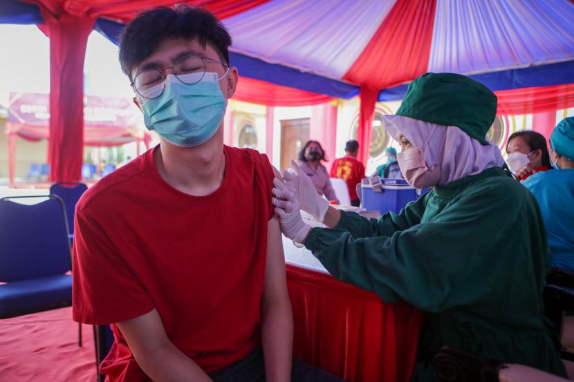 Warga mengikuti vaksinasi booster COVID-19 di Vihara Boen San Bio, Kota Tangerang, Banten. Seluruh puskesmas Kota Tangerang menggencarkan vaksinasi booster kedua untuk dewasa.