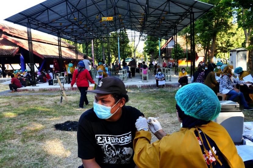 Warga mengikuti vaksinasi Covid-19 di Pasar Seni Gabusan, Bantul, Yogyakarta.