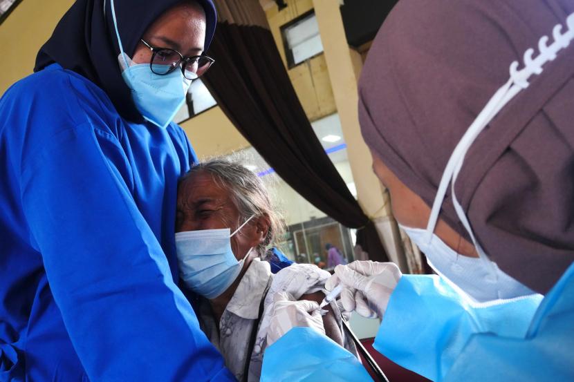 Warga mengikuti vaksinasi massal Covid-19 di Kalurahan Trihanggo, Sleman, Yogyakarta.