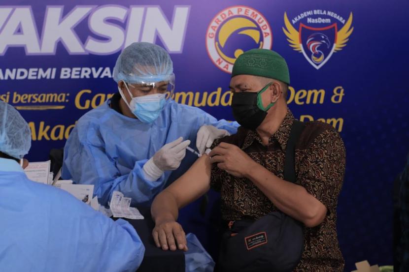 Warga mengikuti vaksinasi yang digelar Pemuda Siaga Pandemi dari Garda Pemuda Nasdem di Jakarta, Senin (6/9).