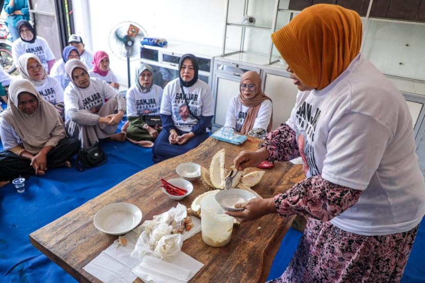 Warga mengikuti workshop pembuatan tempoyak di Lampung. 