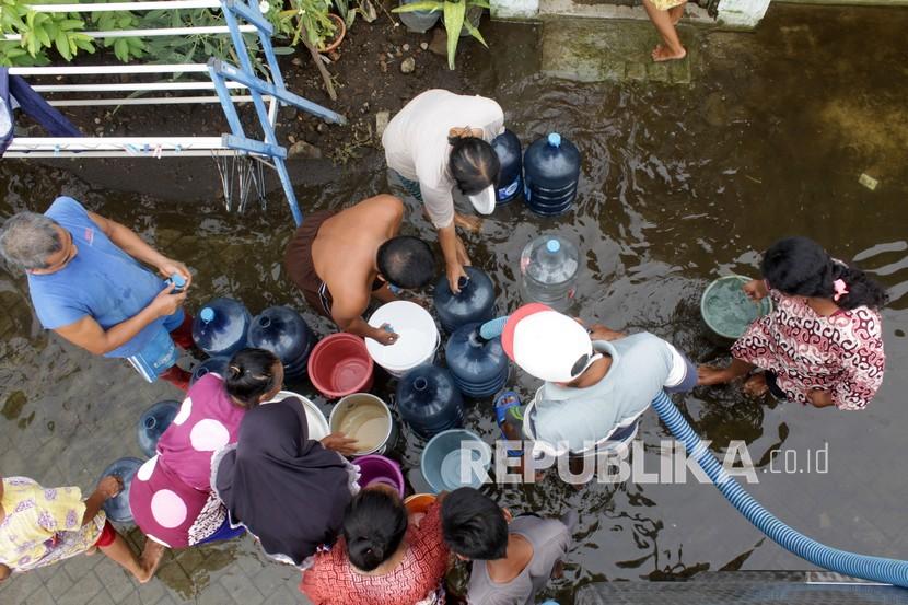 Warga mengisi air bersih yang disalurkan dari truk tangki. PLN UIP Sulawesi membantu pengadaan air bersih warga Desa Mabholu, Kabupaten Muna. Ilustrasi.