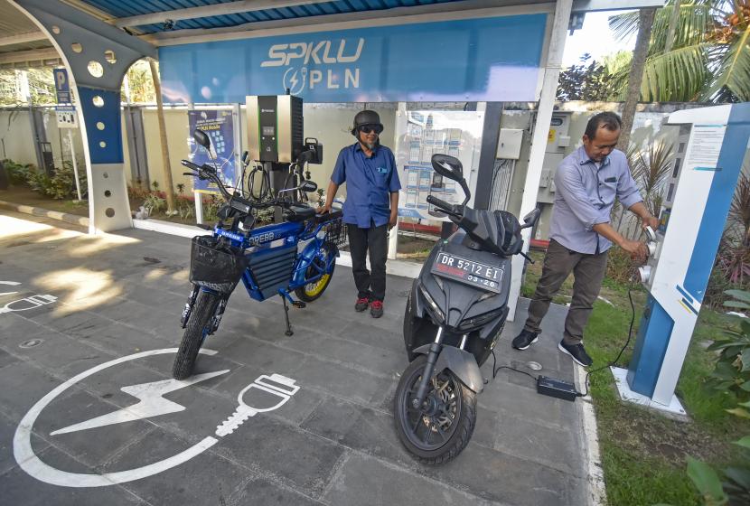 Warga mengisi daya sepeda motor listriknya di Stasiun Pengisian Kendaraan Listrik Umum (SPKLU). Pengguna motor listrik meningkat dari  tahun 2023 sebesar 145 unit, menjadi 1.300an di 2024.