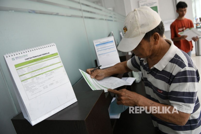 Warga mengisi formulir Badan Penyelenggara Jaminan Sosial (BPJS) Kesehatan di kantor BPJS Kesehatan Jakarta Timur, di Jakarta, Rabu (30/10). 