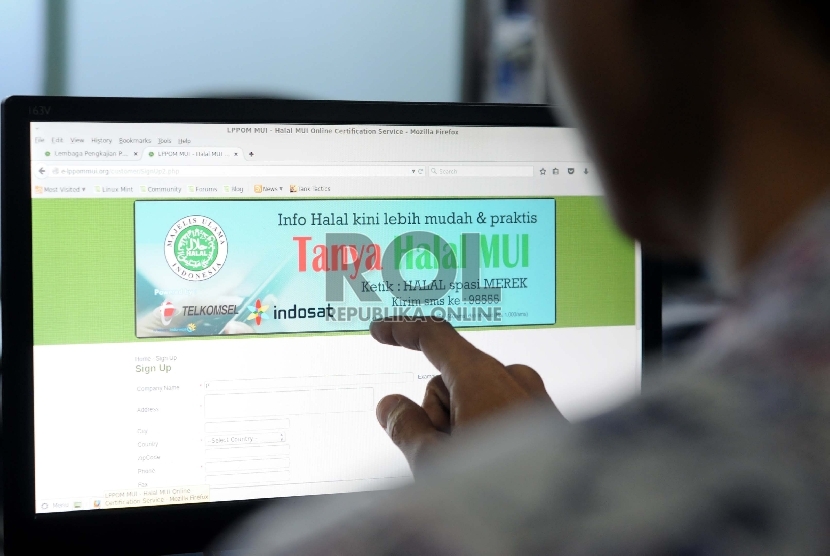  Warga mengisi formulir sertifikasi halal secara on-line di kantor Lembaga Pengkajian Pangan Obat-obatan dan Kosmetika Majelis Ulama Indonesia (LPPOM MUI), Jakarta, Selasa (28/7). 