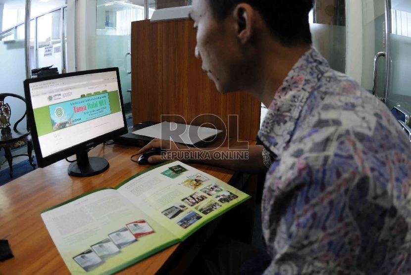  Warga mengisi formulir sertifikasi halal secara on-line di kantor Lembaga Pengkajian Pangan Obat-obatan dan Kosmetika Majelis Ulama Indonesia (LPPOM MUI), Jakarta, Selasa (28/7). 