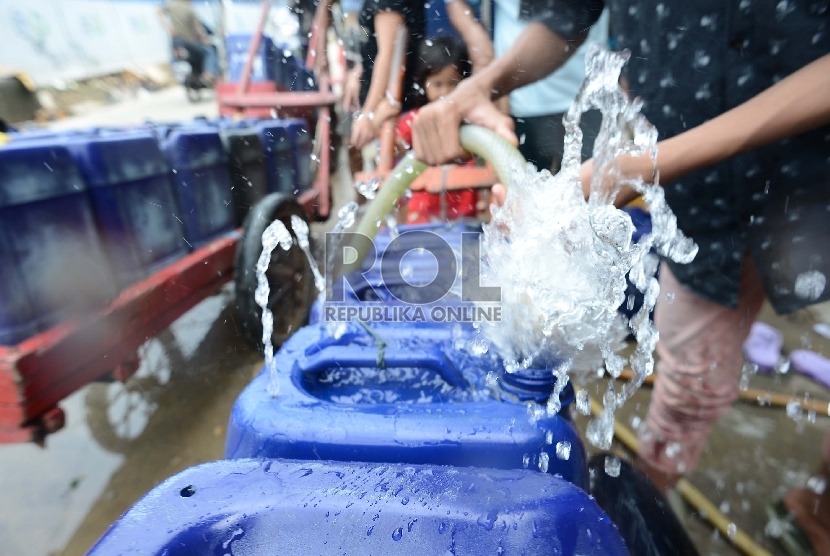  Warga mengisi jerigen nya dengan air bersih. (ilustrasi)