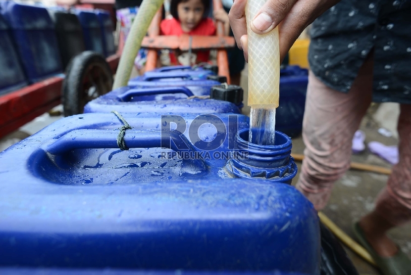 Warga mengisi jerigen nya dengan air bersih di Muara Baru, Jakarta utara, Kamis (12/2).