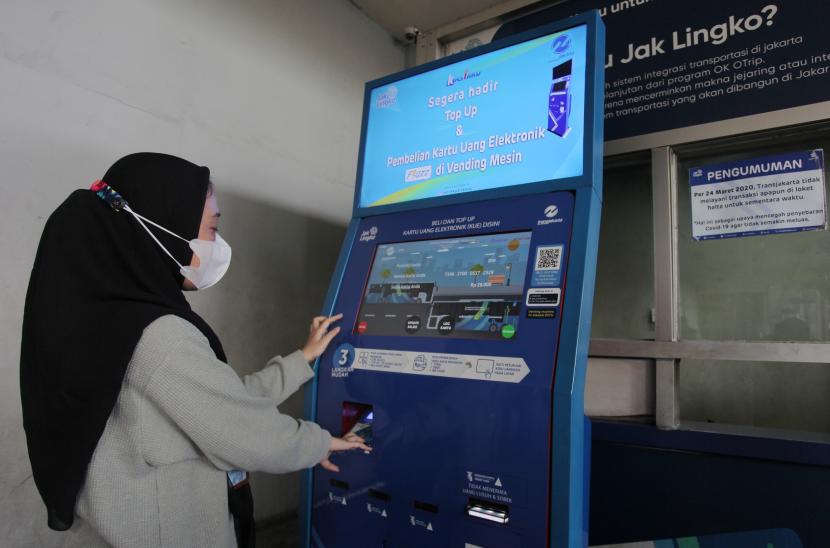 Warga mengisi ulang kartu Jaklingko di kawasan Tanah Abang, Jakarta Pusat, Selasa (1/6/2021). Pemprov DKI terus mengupayakan sistem terintegrasi agar masyarakat semakin nyaman naik transportasi publik.