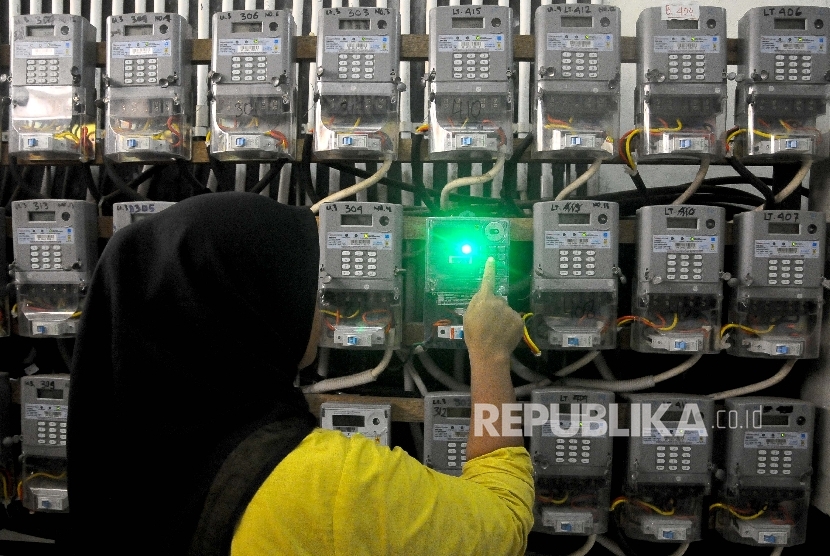 Menteri Koordinator Bidang Perekonomian Airlangga Hartarto mengumumkan diskon tarif listrik sebesar 50 persen bagi pelanggan dengan daya listrik di bawah 2.200 Volt Ampere.