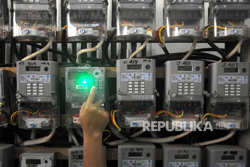  Warga mengisi ulang token listrik PLN 
