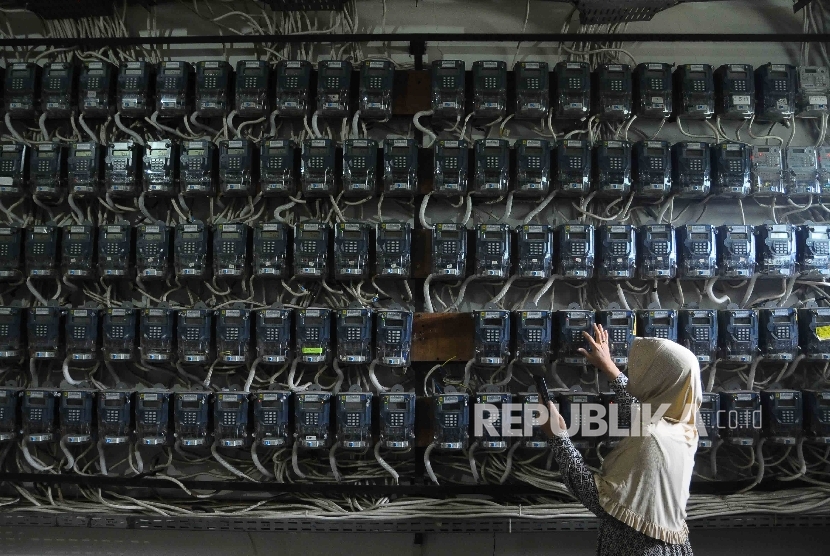 Warga mengisi ulang token listrik PLN di Rusun Cipinang Besar Selatan, Jakarta, Selasa (11/10). Presiden Joko Widodo (Jokowi) mengumumkan sejumlah keringanan beban ekonomi termasuk penggratisan biaya listrik dan diskon untuk kelompok tertentu.