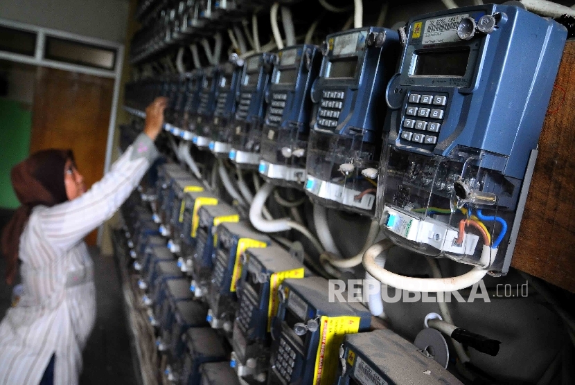 Warga mengisi ulang token listrik PLN di Rusun Cipinang Besar Selatan, Jakarta, Rabu (4/1).